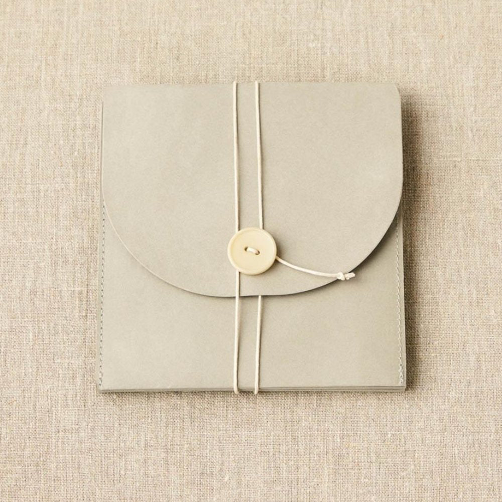 CocoKnits Project Wallet in Grau aus waschbarem Kraftpapier