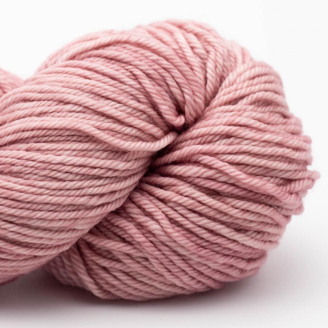 Handgefärbte Merinowolle „Faded Rose“ von Cowgirl Blues in DK-Stärke