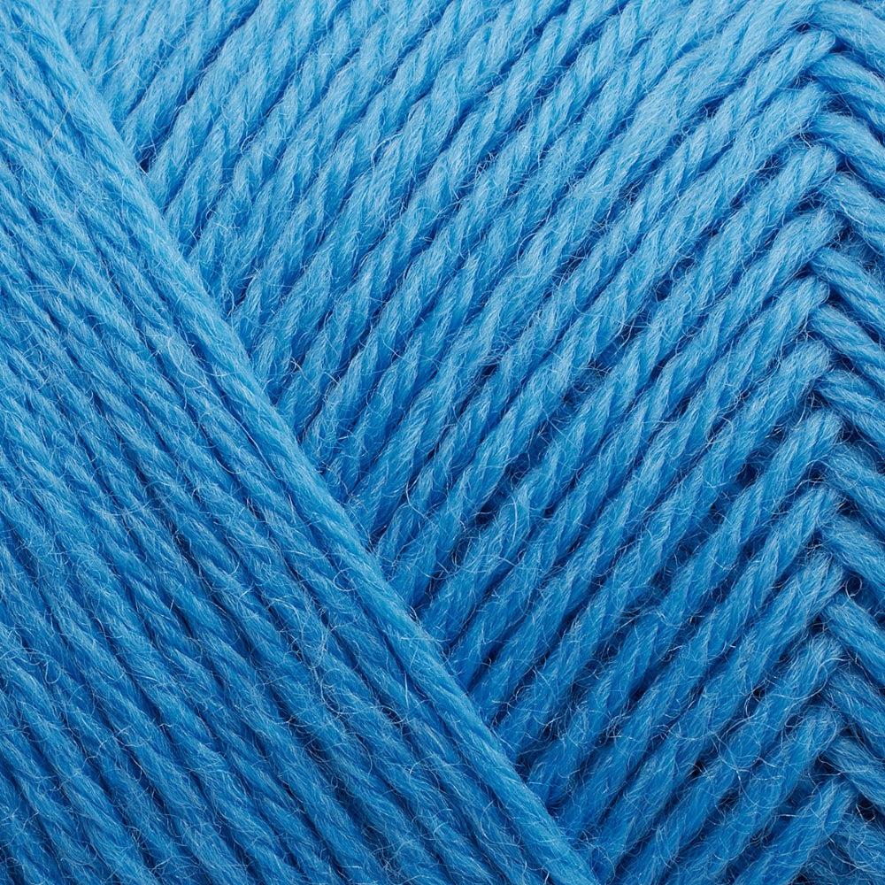 Strang Filcolana Arwetta in der Farbe Periwinkle (142), feines Blauviolett auf weicher Sockenwolle
