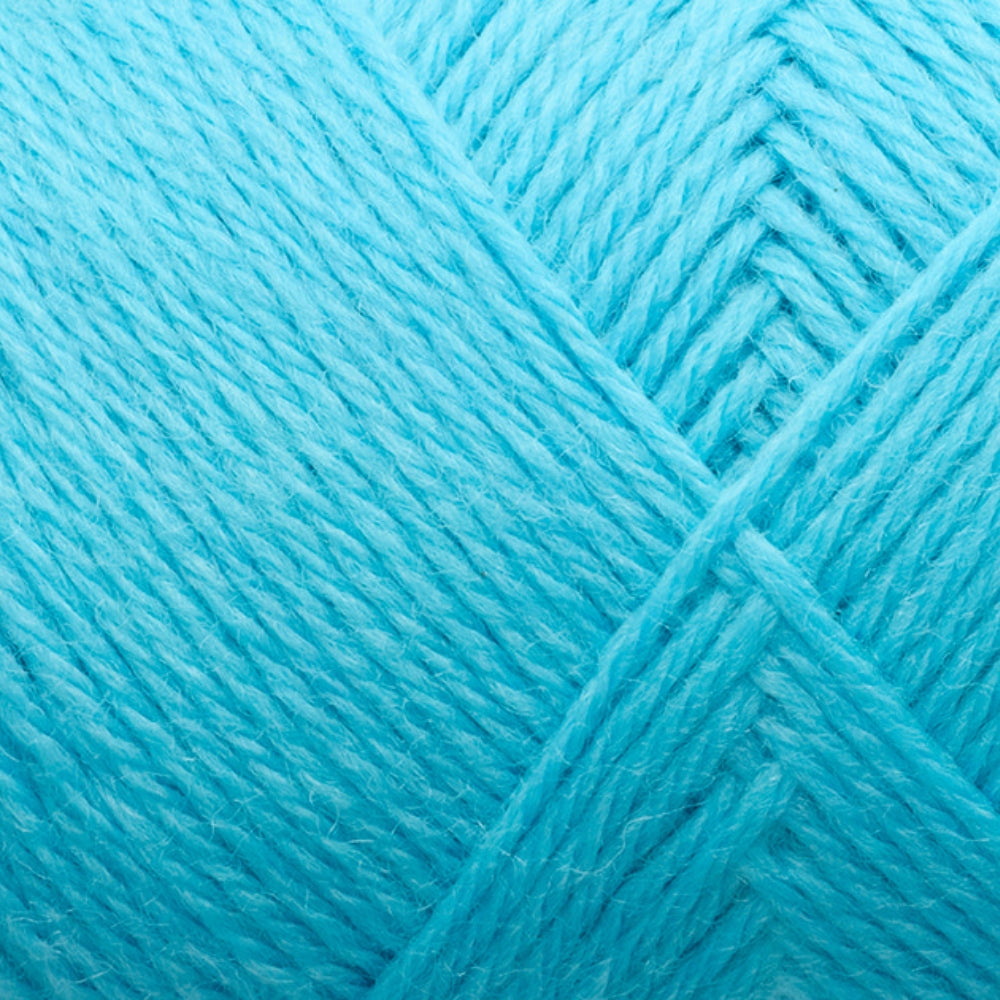 Strang Filcolana Arwetta in der Farbe Summer Sky (381), klarer Blauton auf Sockenwolle