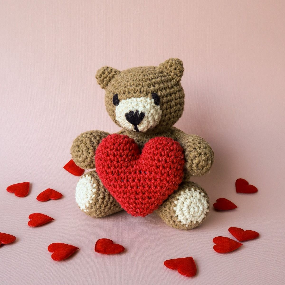 Hooked DIY Häkelset Teddybär Valentino mit Herz aus Eco Baumwolle