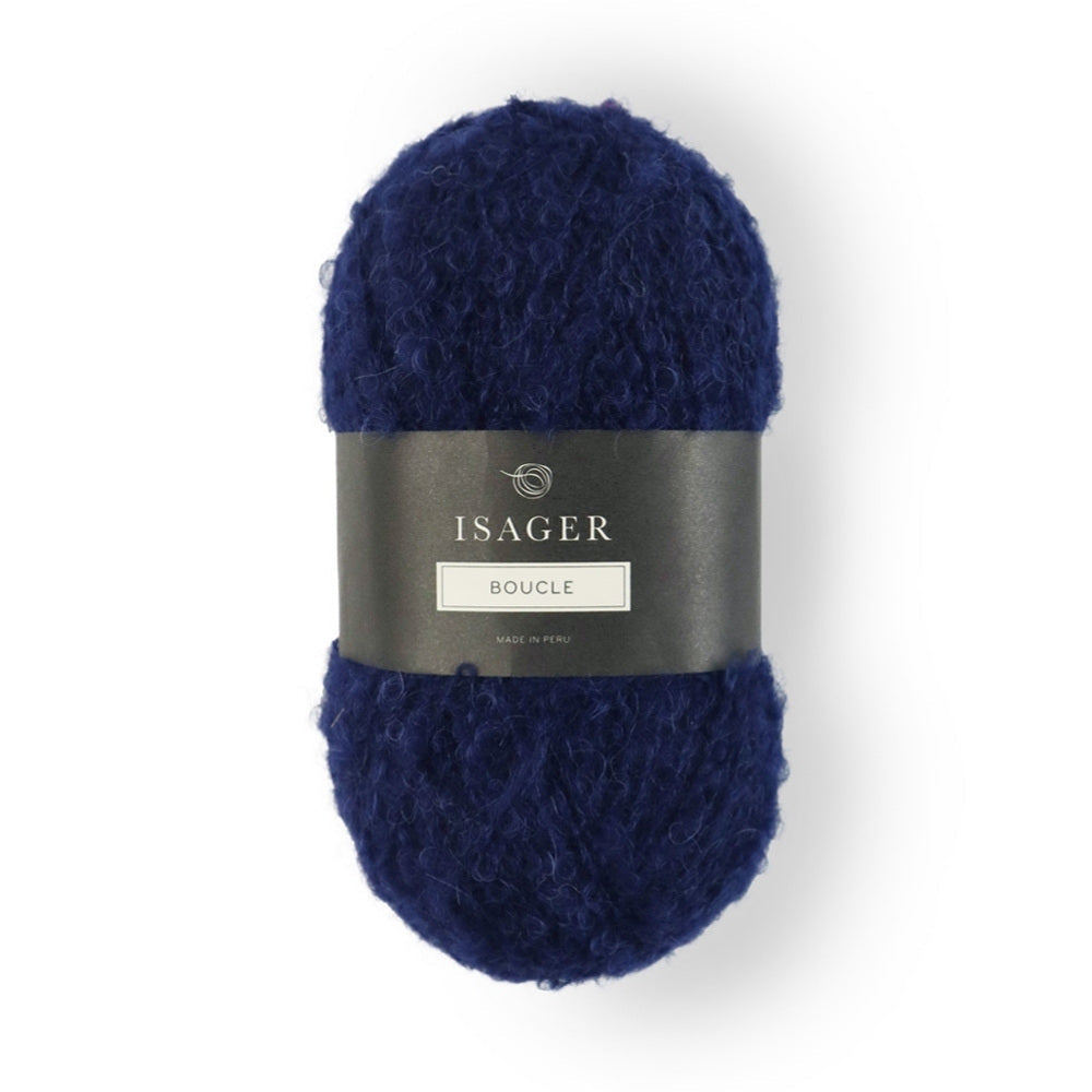 Bouclé-Garn von Isager in tiefem Navyblau. Weich, strukturiert und perfekt für spannende Strickeffekte.