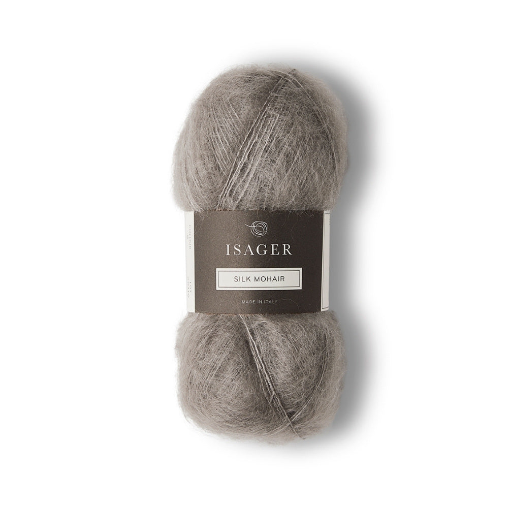 Edles Silk Mohair Garn von Isager in klassischem Grau. Flauschig, leicht und ideal für luxuriöse Strickprojekte.