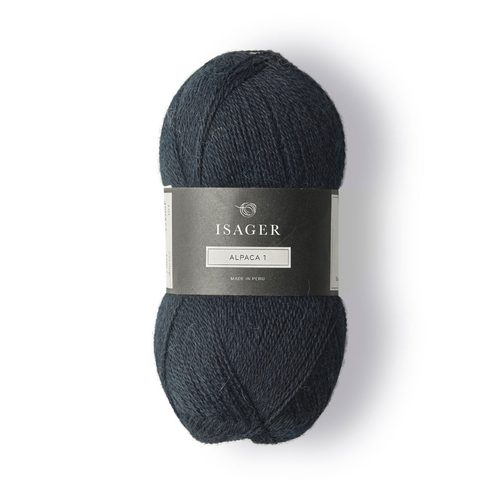 Tiefes Navy-Blau in ultrafeinem Isager Alpaca 1 – ideal für elegante Strickaccessoires.