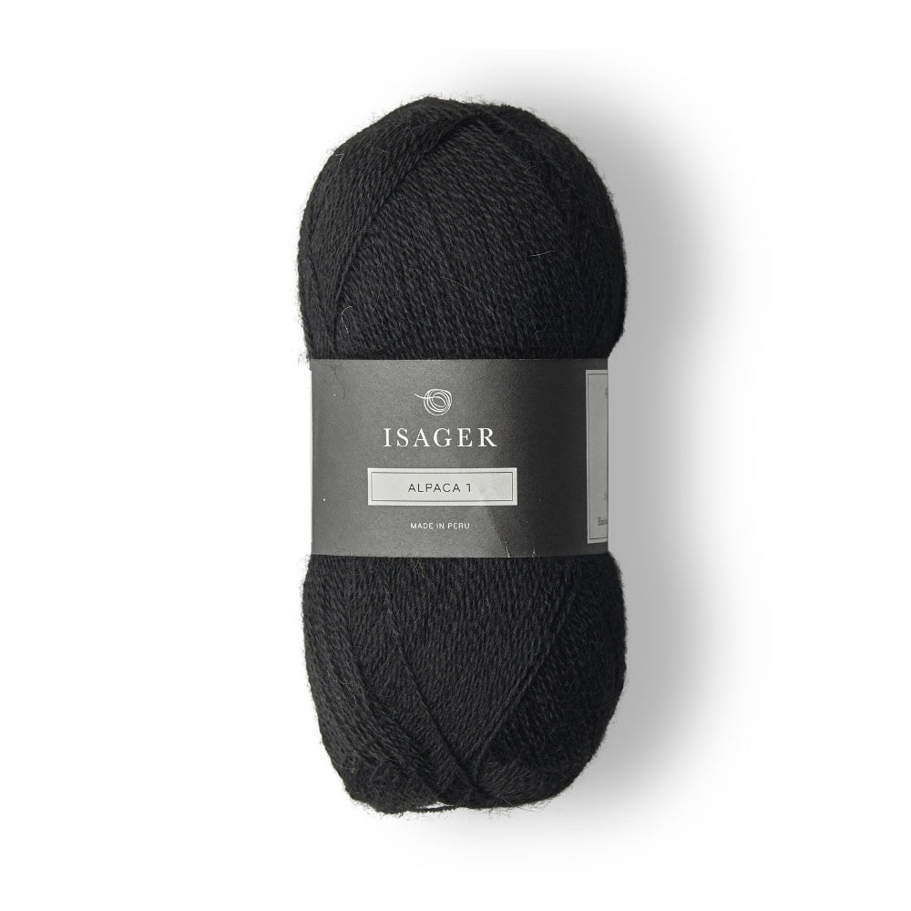 Schwarzes ultrafeines Alpaka-Garn von Isager – luxuriös für klassische Strickmode.