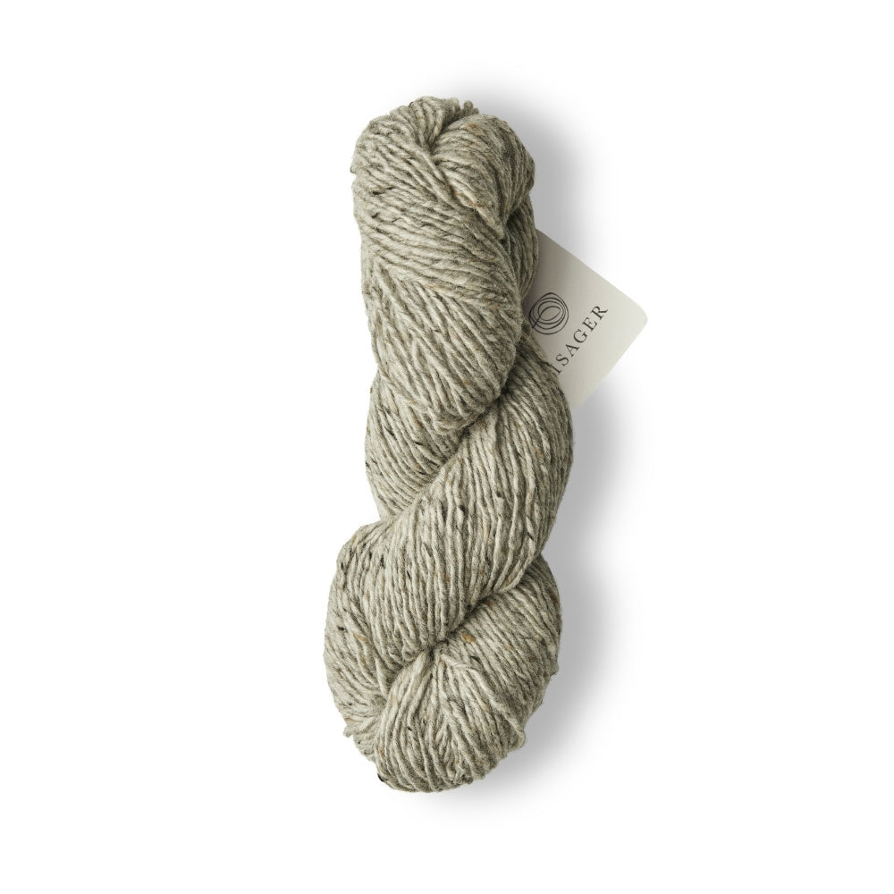 Graues Tweedgarn in Aran-Stärke – robust & warm für Outdoor-Projekte.