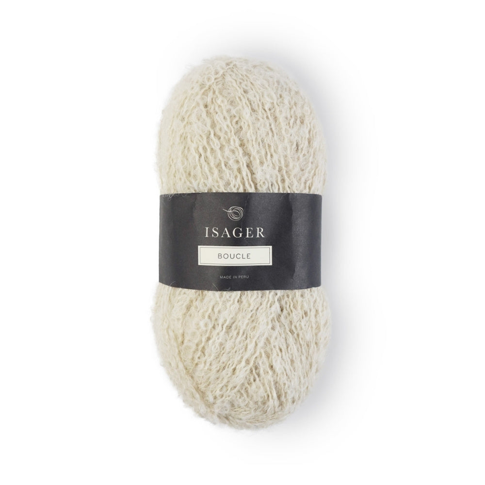 Weiches Isager Bouclé in Sandfarbe – ideal für kuschelige Strickaccessoires.