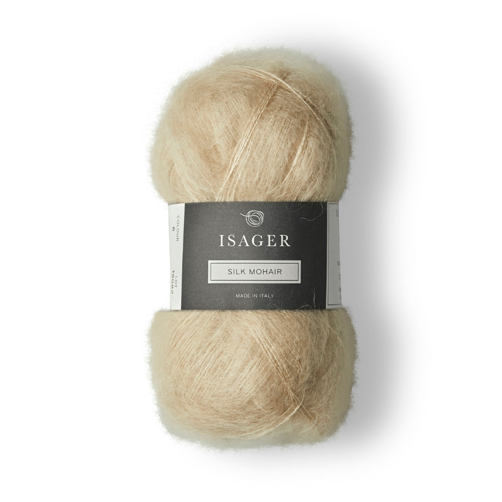 Edles Silk Mohair Garn von Isager in klassischem Camel. Flauschig, leicht und ideal für luxuriöse Strickprojekte.