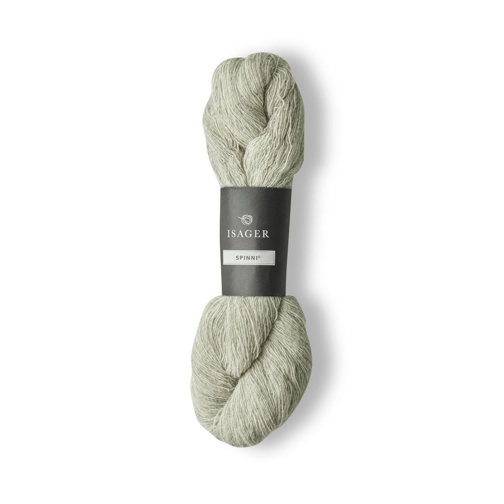 Leichtes, einlagiges Spinngarn in hellem Silberton – ideal für feine und transparente Strickstücke.