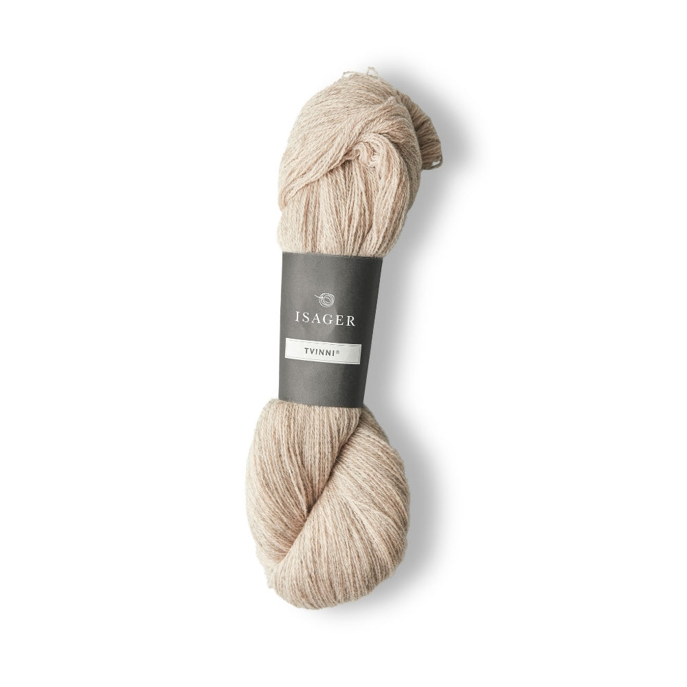 Weiches, zweifädiges Garn in zartem Rosa – ideal für feine Strickprojekte.