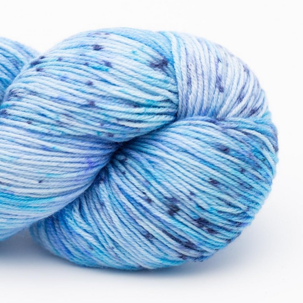 Kremke Lazy Lion in Farbe Climbing Kili Speckled Chaotic 1210 – robuste, weiche Sockenwolle mit 75 % Wolle und 25 % Nylon.