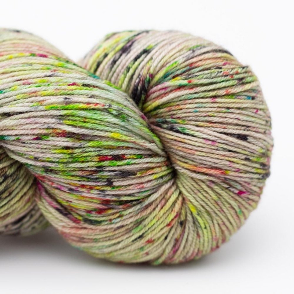 Kremke Lazy Lion in Farbe Deep Jungle Speckled Chaotic 1209– robuste, weiche Sockenwolle mit 75 % Wolle und 25 % Nylon.