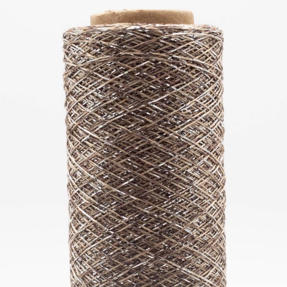 Kremke Stellaris in Farbe Beige Silber – feines Beilaufgarn mit metallischem Glanz.