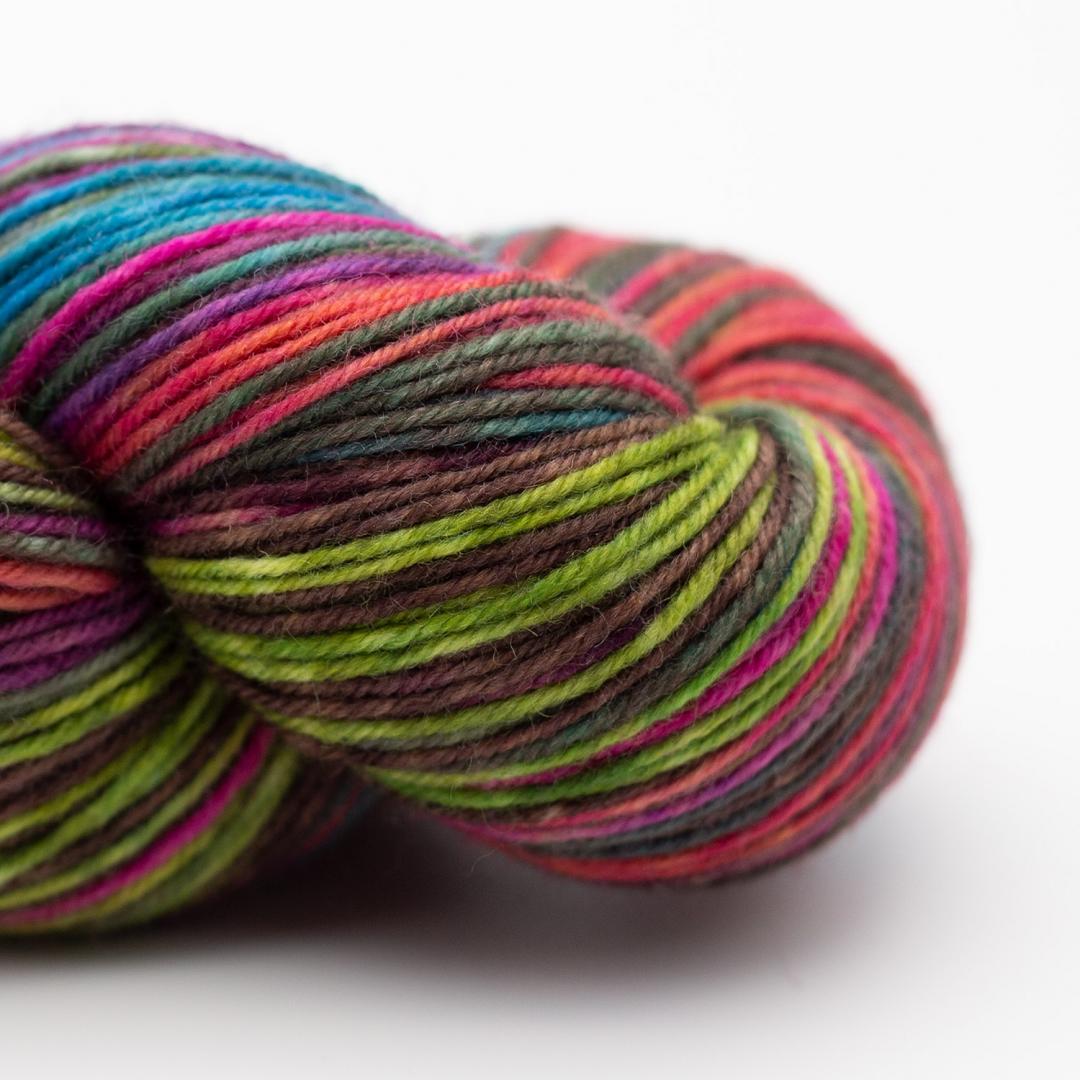 Kremke Lazy Lion in Farbe 007 – robuste, weiche Sockenwolle mit 75 % Wolle und 25 % Nylon.