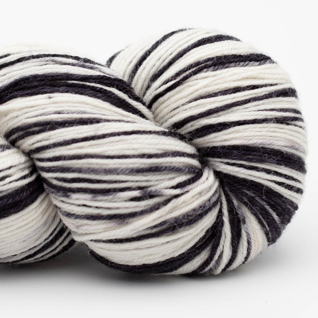 Kremke Lazy Lion in Farbe 004 – robuste, weiche Sockenwolle mit 75 % Wolle und 25 % Nylon.