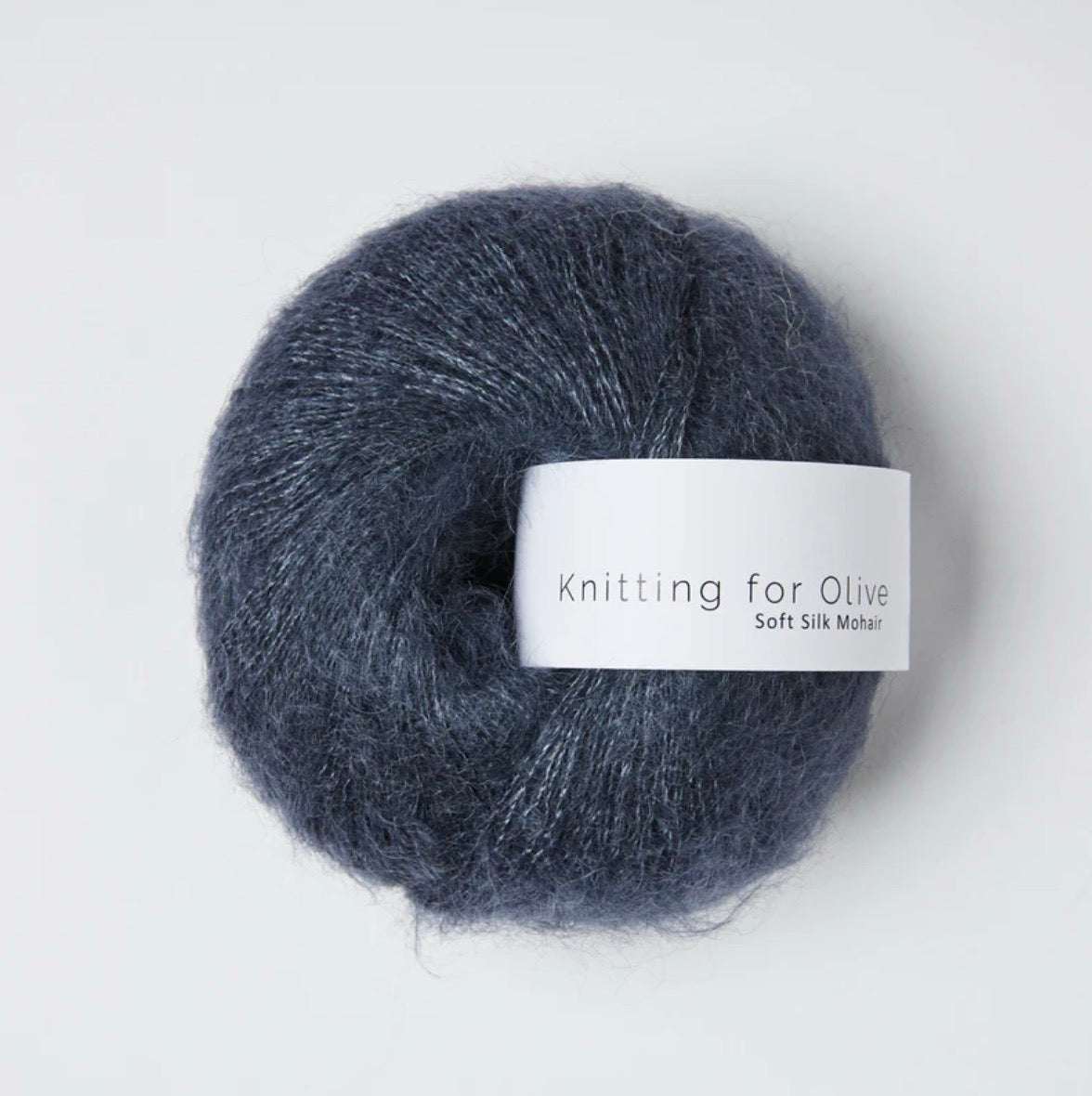 Knitting for Olive 70% RMS-zertifiziertes Mohair, 30% cruelty free Maulbeerseide in der Farbe Dusty Blue Whale