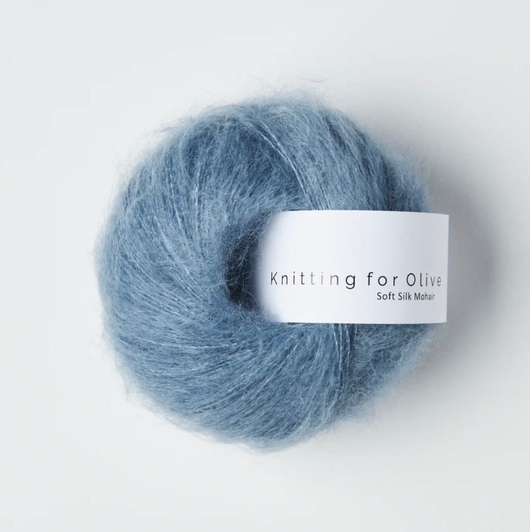 Knitting for Olive 70% RMS-zertifiziertes Mohair, 30% cruelty free Maulbeerseide in der Farbe Dusty Dove Blue
