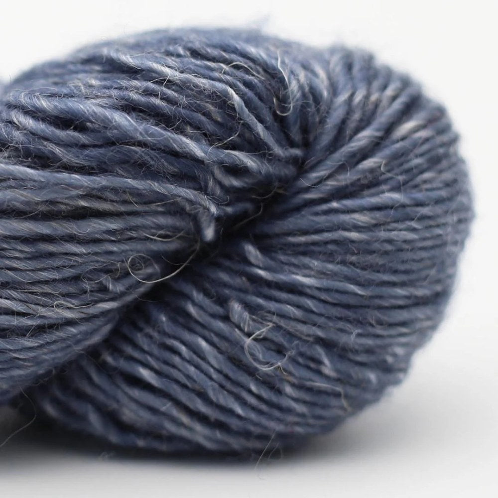 Knäuel cowgirlblues Merino Linen Garn in Farbe Airforce 01